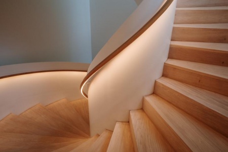 Travailler avec un fabricant d'escaliers alsacien, quels avantages pour votre projet ?