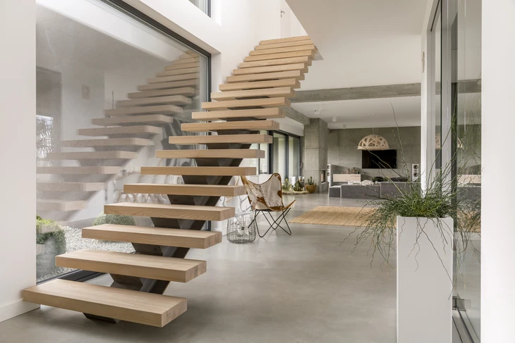 Intérieur résidentiel moderne avec escalier en bois aux marches vernies et contremarches blanches