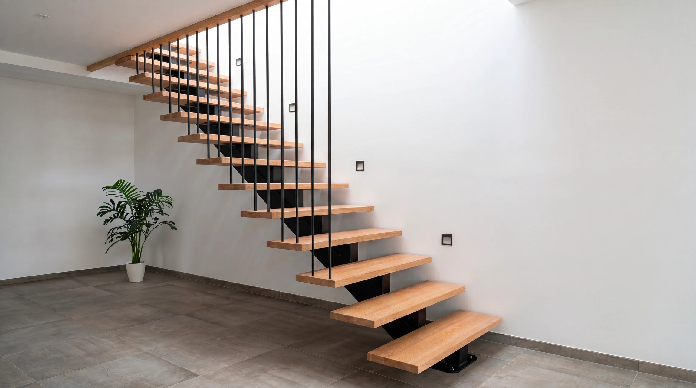 Escalier moderne à limons métalliques noirs avec marches en bois massif, garde-corps à câbles tendus