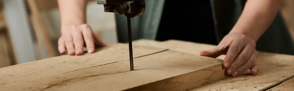 Atelier de menuiserie avec artisan senior restaurent une chaise en bois