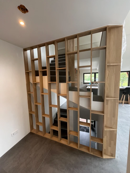 Intérieur moderne avec escalier, mezzanine et garde-corps à câbles tendus